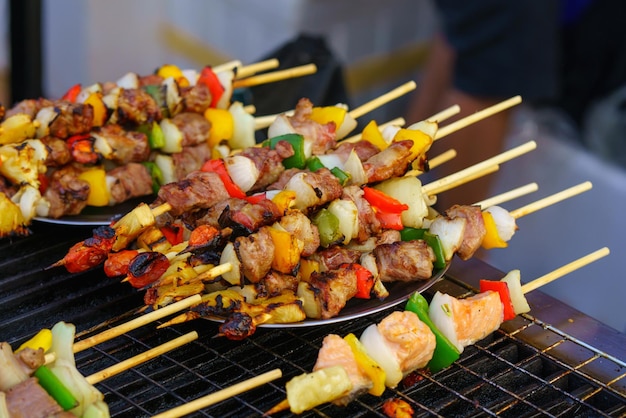 Barbecued variedad de deliciosa carne a la parrilla con verduras para la fiesta de barbacoa familiar