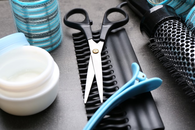 Barbeiro com ferramentas e cosméticos em cinza