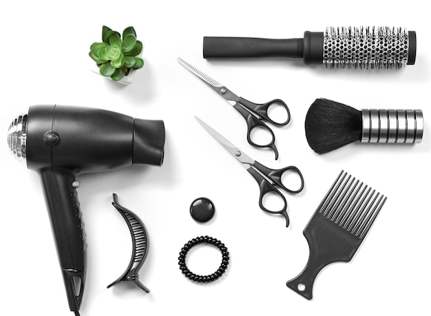 Barbeiro com ferramentas e equipamentos isolados no branco
