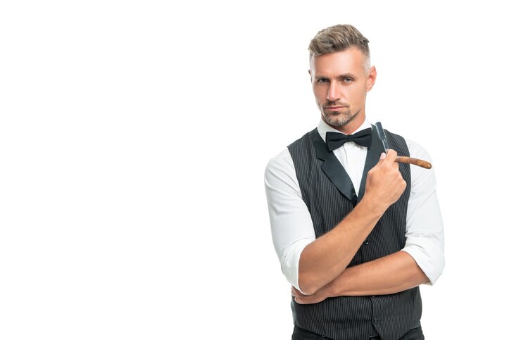 Foto barbeiro de homem com lâmina de barbear em gravata borboleta isolada no fundo branco com espaço de cópia