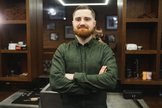 Barbeiro no trabalho. Colagem de homem barbudo bonito cortando cabelo e penteando a barba na barbearia