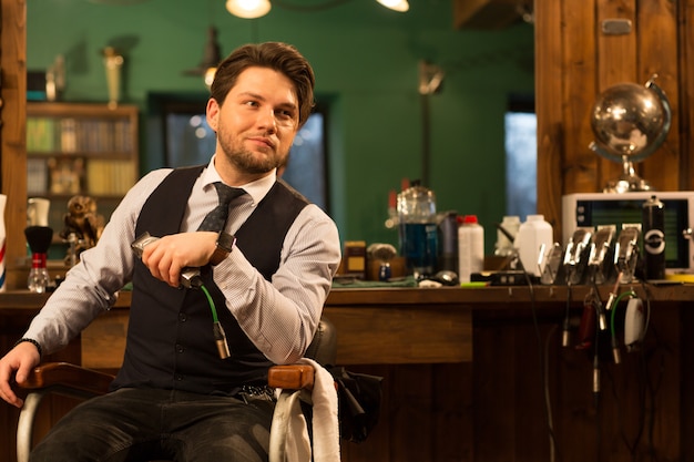 Barbeiro profissional em sua barbearia