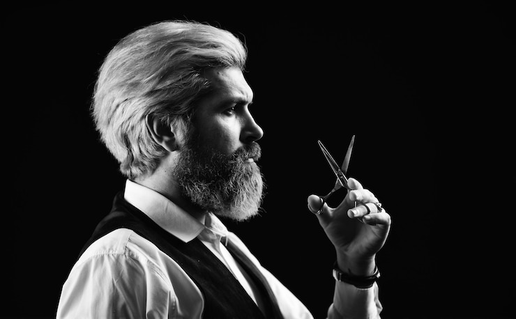 Foto barbeiro profissional pronto para fazer um corte de cabelo à moda corte de cabelo masculino na barbearia bigode e barba prontos para cortar seus clientes barbeiro vintage mestre homem barbudo bonito com barba longa
