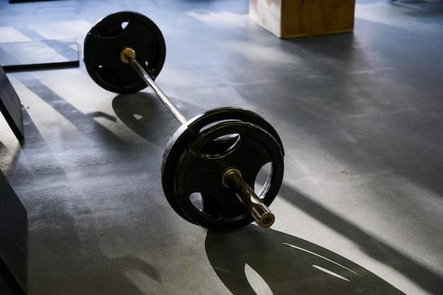 Barbell en el suelo en el gimnasio