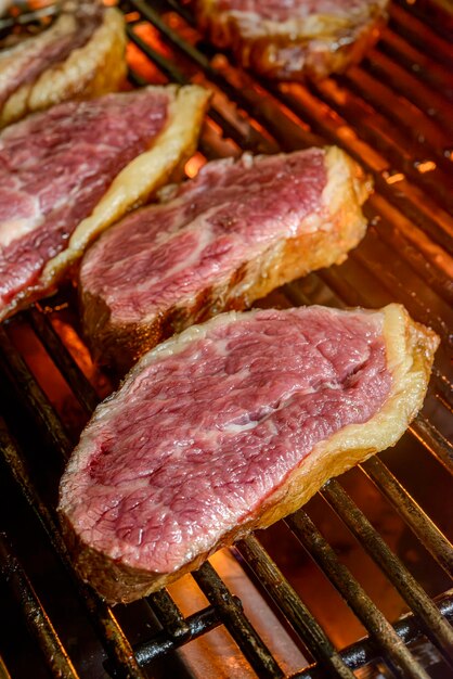 Foto barbequinho de picanha em fatias assado sobre carvões esta forma de barbequinho é amplamente consumida em todo o brasil