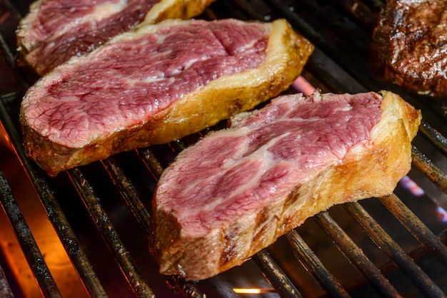 Foto barbequinho de picanha em fatias assado sobre carvões esta forma de barbequinho é amplamente consumida em todo o brasil