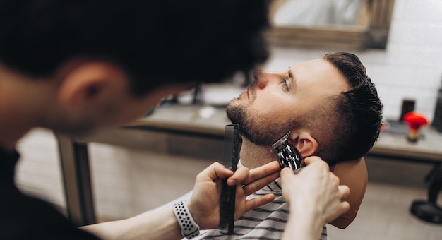 Barber Bartstyling und Schnittprozess Barbershop für Männer