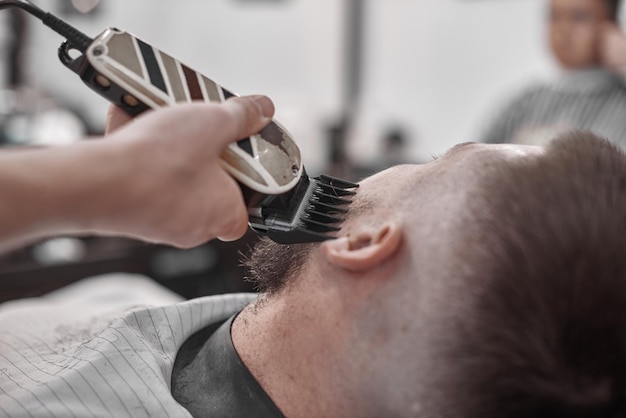 Barber macht dem Kunden einen Haarschnitt. Herrenhaarschnitt im Friseursalon.