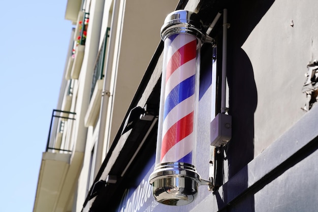 Barber Pole Shop-Schild in Vintage-Friseurwand mit runden weißen, roten, blauen Farben