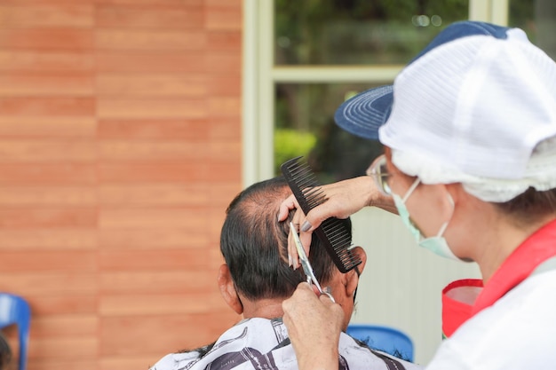 Foto barbero cortando el cabello de un cliente