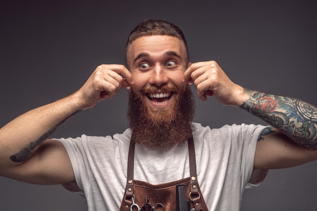 Foto barbero loco torciendo el bigote y sonriendo