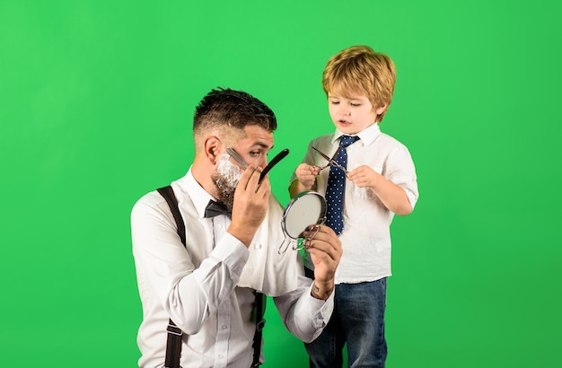 Barbershop little boy tiene peluquería herramientas de peluquería con navaja para afeitar peluquería