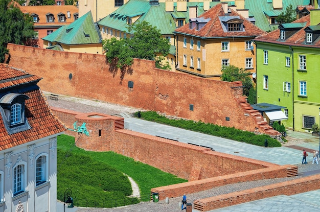 Barbican paredes de ladrillo rojo en la Plaza del Castillo en el casco antiguo de Varsovia en Polonia