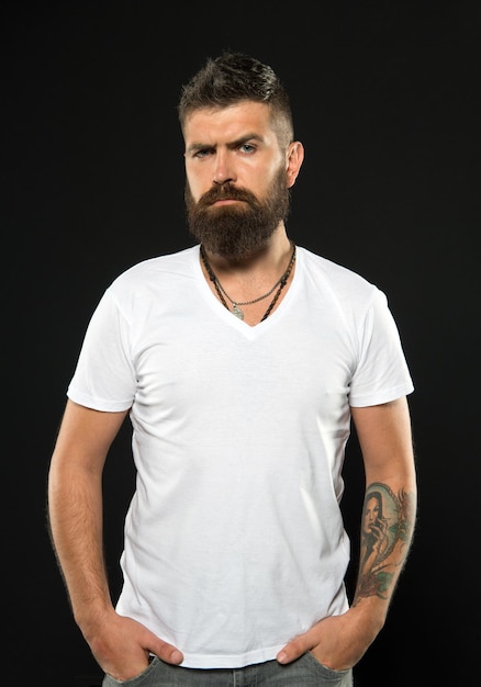 Barbudo hipster confiado Moda de barba y concepto de peluquero Hombre guapo hipster elegante barba y bigote Consejos de peluquero para mantener la barba Peinado y recorte cuidado de la barba Belleza y masculinidad