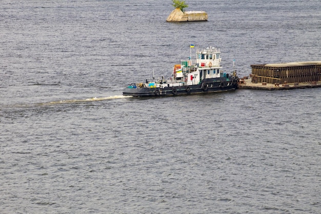 Barcaça flutuando no rio dnieper na ucrânia