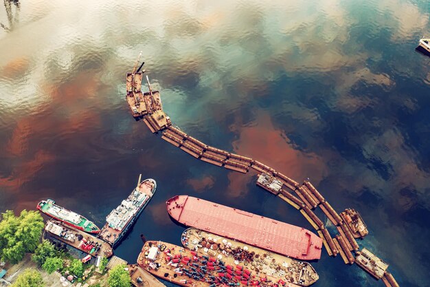 Barcaça no lago vista aérea do drone