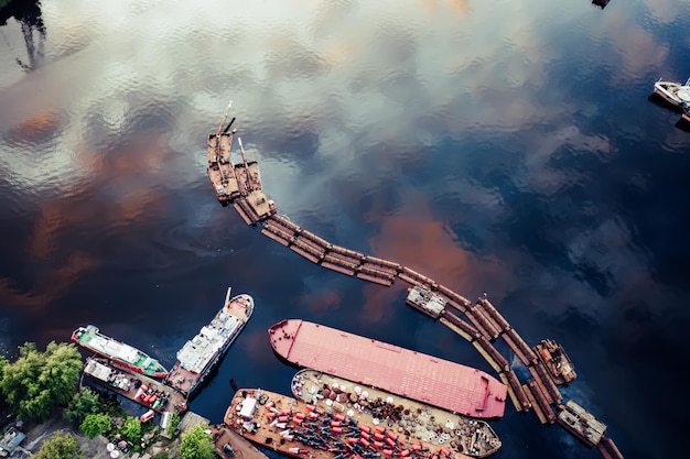 Barcaça no lago Vista aérea do drone