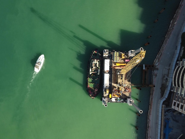 Barcaças de dragagem de guindaste flutuante trabalhando na construção de uma vista aérea superior da marina