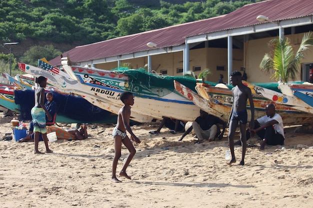 Foto barcas de pescadores en playa de dakar en senegal