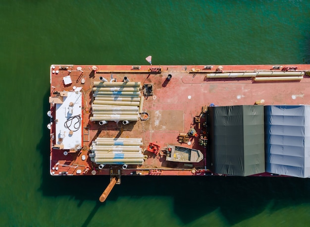 Barcaza en un buque de construcción en la construcción de tuberías y estructuras metálicas paso de carga de barcos y barcazas