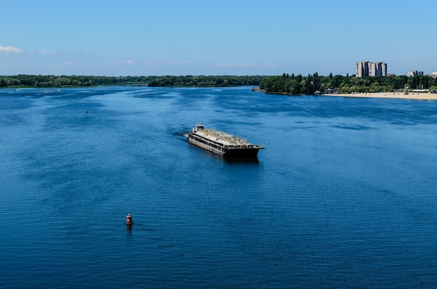 Barcaza cisterna de productos petrolíferos en el río Dnieper