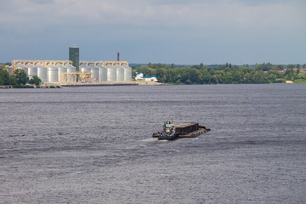 Barcaza flotando en el río Dnieper