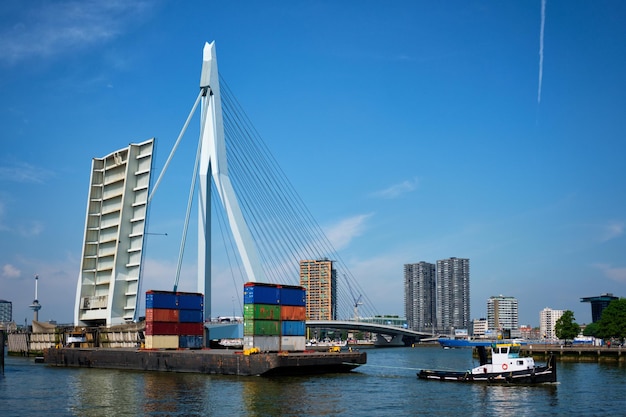 Foto barcaza de remolque con contenedores bajo bascule abierto parte del puente erasmusbrug