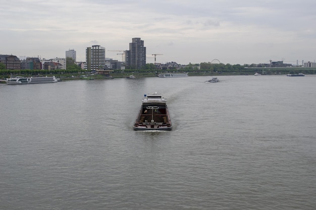 Una barcaza en el río Rin.