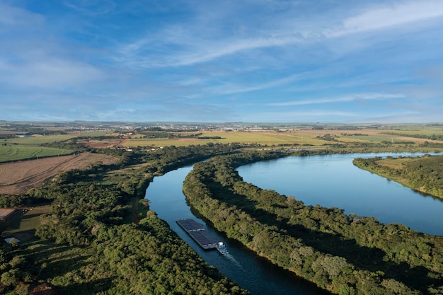 Barcaza de transporte de granos que sube por el río tiete vista de drones de la vía fluvial tieteparana