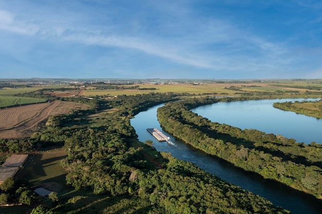 Barcaza de transporte de granos que sube por el río tiete vista de drones de la vía fluvial tieteparana