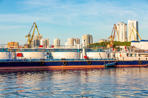 Barcazas y grúas en el puerto fluvial