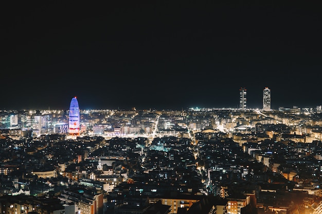 Barcelona Blick auf die Stadt in der Nacht von der Spitze der Stadt