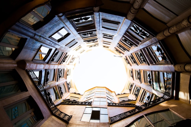 Foto barcelona, cataluña, españa, 21 de septiembre de 2019. detalles arquitectónicos del exterior del techo de la modernista casa milá, también conocida como la pedrera, diseñada por antonio gaudí.