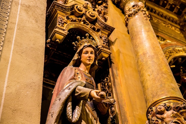 Foto barcelona, catalunha, espanha, 22 de setembro de 2019. incrível interior da catedral de barcelona.