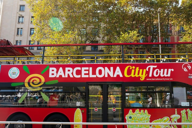 Barcelona City Tour Bus mit Menschen auf der Straße in Barcelona City.