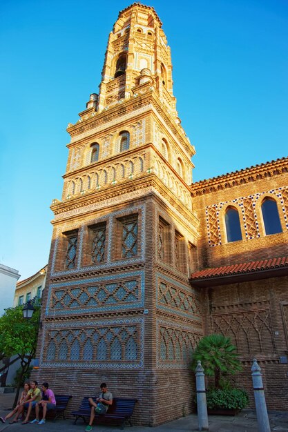 Foto barcelona, españa - 16 de agosto de 2011: torre de utebo de aragón en spanish village en montjuic en barcelona, españa. es un museo de arquitectura y también se llama poble espanyol, o pueblo español.