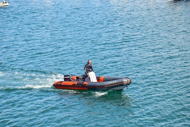 Barcelona España 3 de octubre de 2019 Un hombre monta un bote inflable en el puerto de Barcelona