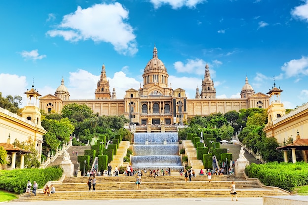 Foto barcelona, españa - 4 de septiembre: museo nacional de arte de cataluña. museo de barcelona, tiene colecciones de arte moderno y el museo de arte. 04 de septiembre de 2014 museo nacional de barcelona. españa.