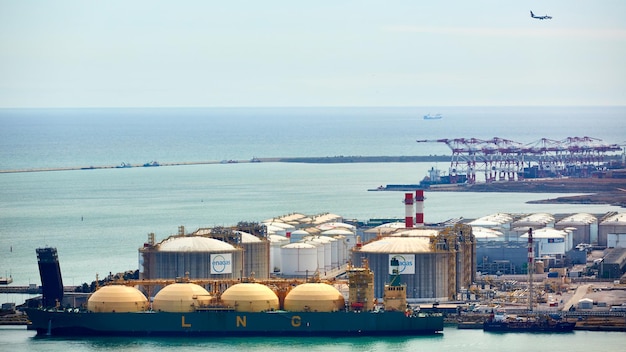 Barcelona, España - 8 de abril de 2019: Puerto industrial para transporte de mercancías y negocios globales. Cisterna de gas en carga