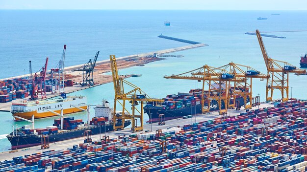 Barcelona, España - 8 de abril de 2019: Puerto industrial para transporte de mercancías y negocios globales.