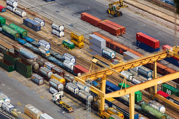 Foto barcelona españa 8 de abril de 2019 vista aérea del puerto industrial mare combinato sl estación de tren de carga de camiones