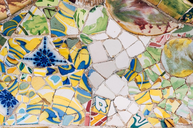 Barcelona españa diciembre closeup mosaico antonio gaudi en el park guell de barcelona