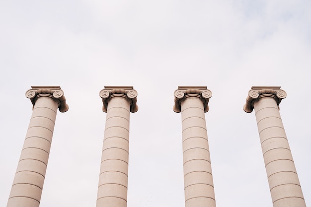 Foto barcelona españa diciembre cuatro columnas antiguas de puigikadafalka, cerca de la fuente mágica de montjuic