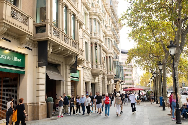 Barcelona España Vista general de la calle y el edificio Desde las calles de Barcelona.