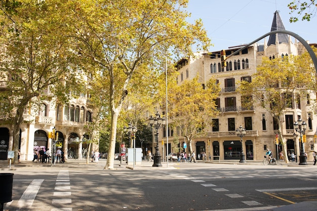 Barcelona España Vista general de la calle y el edificio Desde las calles de Barcelona.