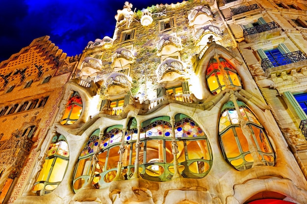 BARCELONA ESPANHA 04 DE SETEMBRO DE 2014 Visão noturna ao ar livre Casa da criação de Gaudi Casa Batlo O edifício que hoje é a Casa Batllo foi construído em 1877 por Antoni Gaudi e agora encomendado por Lluis Sala Sanchez