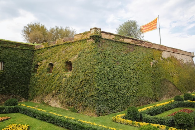 Barcelona espanha 15 de outubro de 2018 belas paredes de hera no castelo de barcelona montjuic conceito de viagens turísticas arquitetura espanhola incrível