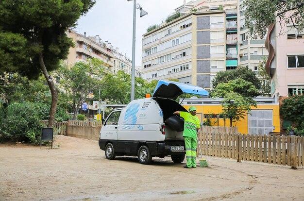 BARCELONA ESPANHA 15 DE OUTUBRO DE 2018 Mulher limpando as ruas na vida urbana espanhola de Barcelona