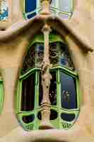 Foto barcelona, espanha, 20 de setembro de 2019. a fachada da janela da casa battlo (também chamada de casa dos ossos) foi projetada por antonio gaudi.