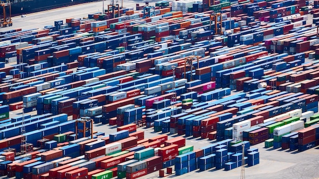 Barcelona, Espanha - 8 de abril de 2019: Porto industrial para transporte de carga e negócios globais. Contêineres aguardando embarque.